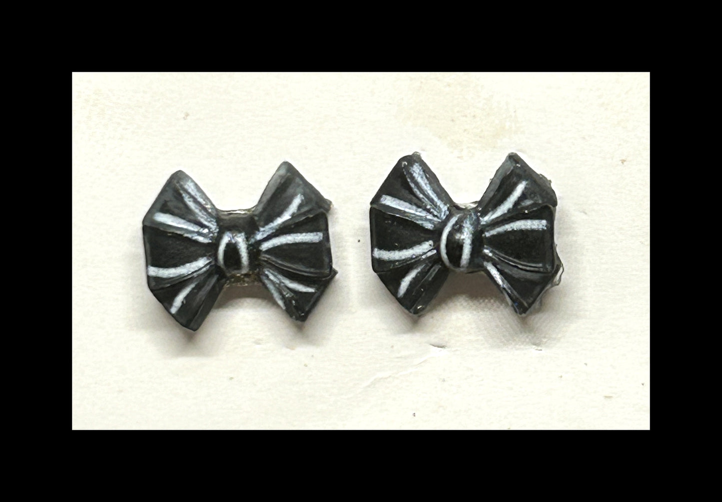 Bow stud earrings