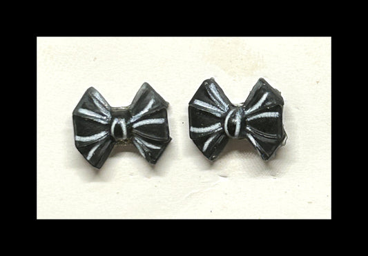 Bow stud earrings